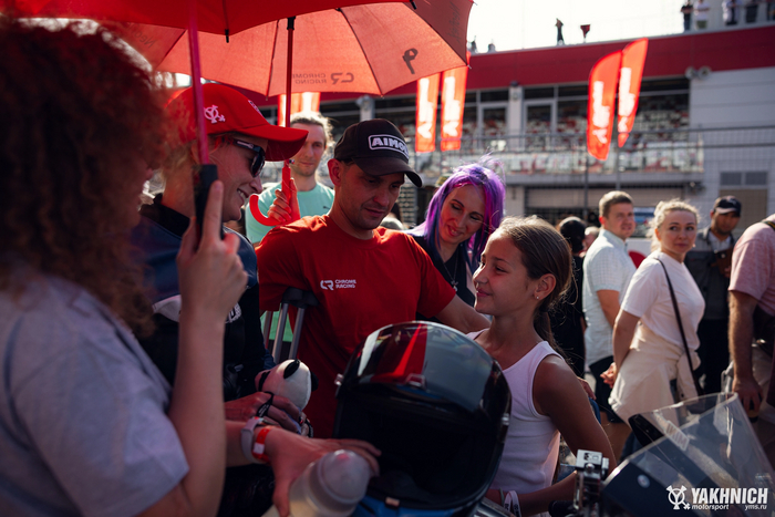 А ещё маленькая девочка подарила мне мишку. Это было так трогательно, что… блин, чертовы ниндзя режут лук, а я же гонщик, мне нельзя плакать😅