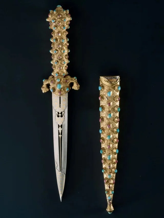 Dagger with a gilded hilt and scabbard inlaid with rubies and turquoise. Ottoman Empire, 16th century - Historical photo, beauty, Ottoman Empire, 16th century, Dagger, Steel arms, Jewelry, Artifact