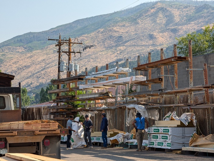 Лесопильня на районе тоже с характером.