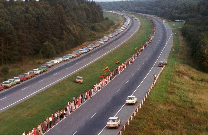 Мирная акция была приурочена к 50-летию со дня подписания пакта Молотова - Риббентропа 23 августа 1939 года.