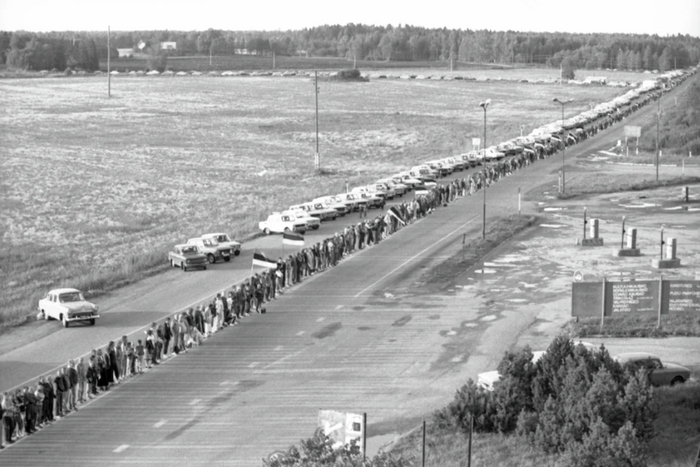 В 2009 году ЮНЕСКО признала акцию феноменом ненасильственного сопротивления и включила в международный регистр программы "Память мира". Также акция попала в Книгу рекордов Гиннесса как самая длинная живая цепь.