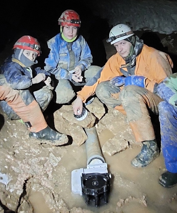 Март. Неудачная попытка обуздать энергию воды в пещерах Пинежья.