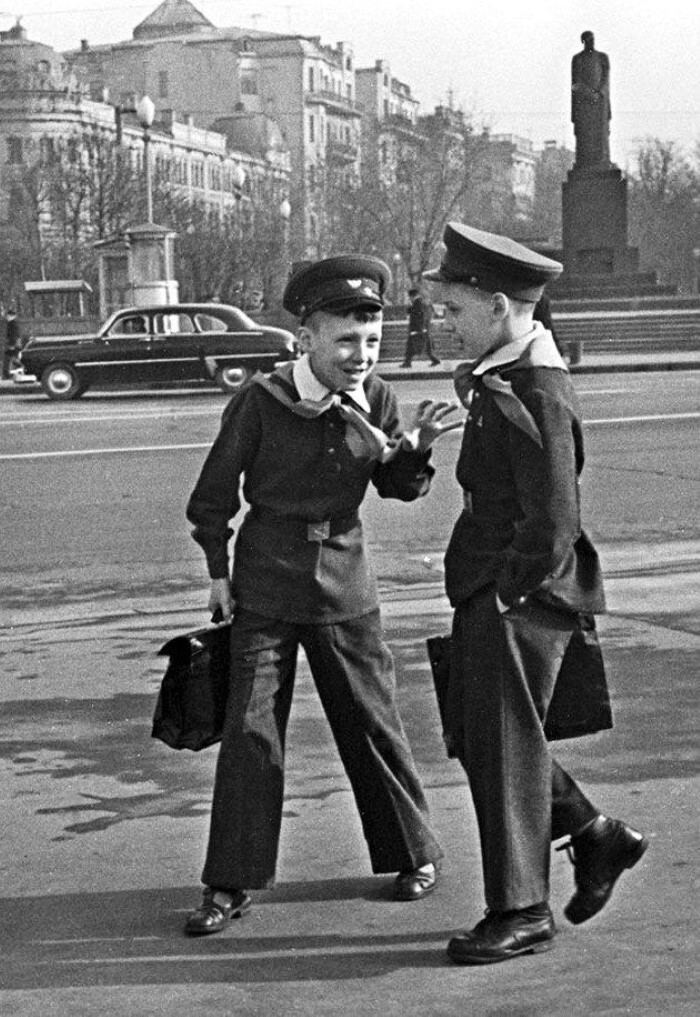 Stay fit - the USSR, School, Made in USSR, School uniform, Pupils, Childhood in the USSR, Black and white photo, Soviet education, Soviet, Childhood memories, 60th, 70th, 80-е, 50th, Memory, История России, Old photo, Film, Telegram (link), Longpost