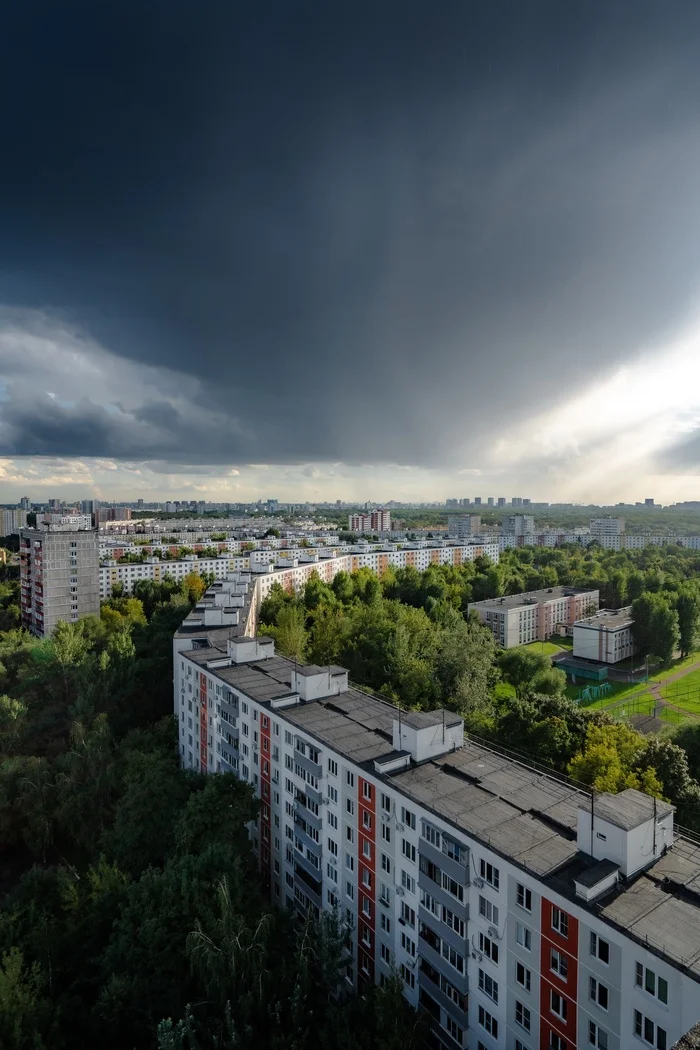 Sky before the rain - My, Architecture, The photo, Town, Moscow, beauty, Panel house, Rain