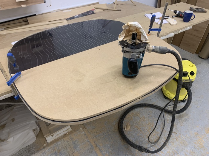 Рис.19 Обычное фрезерование по кольцу шаблону прямой ОЧЕНЬ БОЛЬШОЙ фрезой. Почему не на ЧПУ? Нет, в этот раз технолог не виноват, спасибо ему за это. Просто заготовки шириной больше метра туда не лезут. А тут столешка 1200х1200