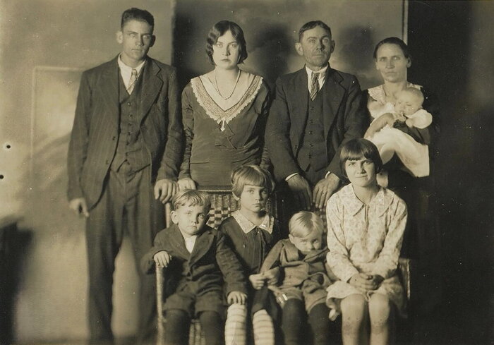 Семейный портрет Лоусонов, сделанный 23 декабря 1929 года. Верхний ряд: Артур (19 лет), Мари (17 лет), Чарльз (43 года) и Фанни (37 лет) с Мэри Лу (4 месяца). Нижний ряд: Джеймс (4 года), Мэйбелл (7 лет), Рэймонд (2 года) и Кэрри (12 лет)