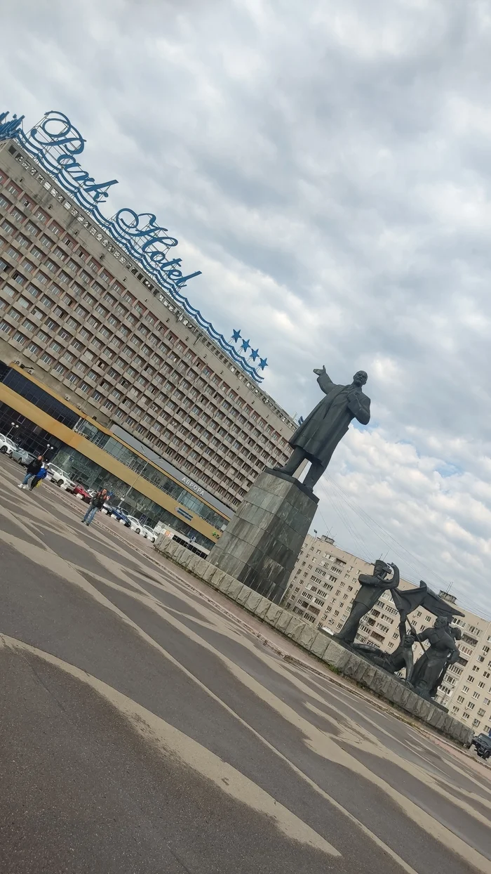 Grandfather Lenin invites... - My, Mobile photography, Nizhny Novgorod, Strange humor