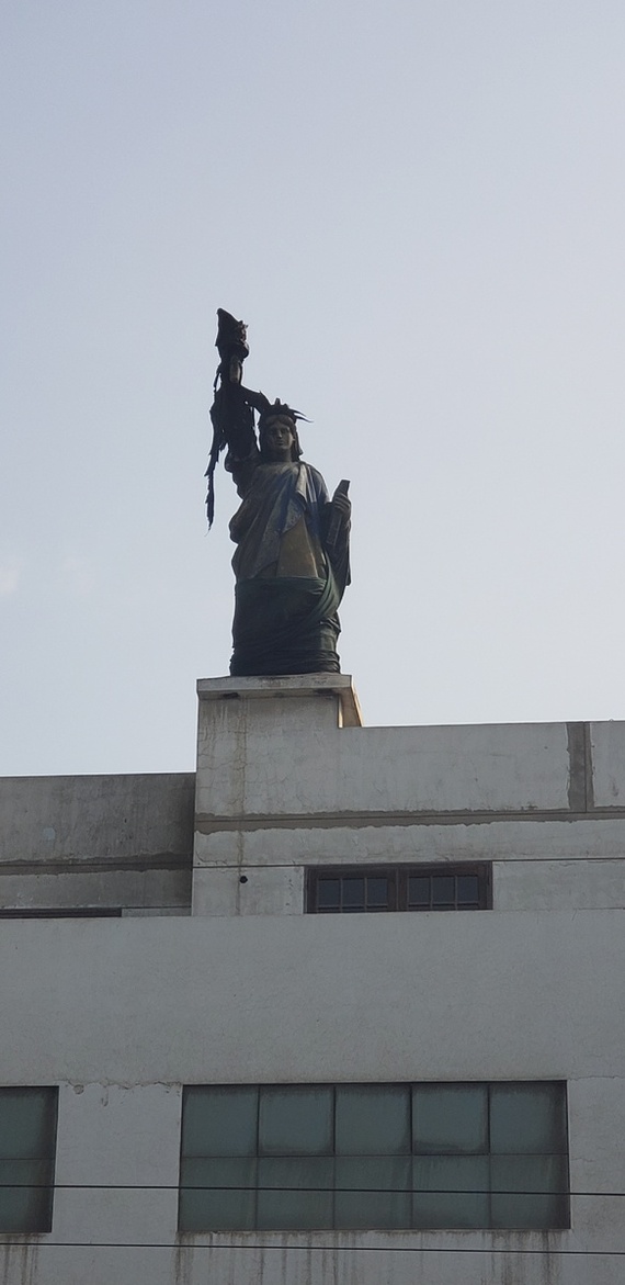 Странная статуя свободы