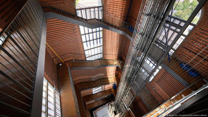 Лестница и лифт на смотровую площадку в восстановленной колокольне Гарнизонной церкви в Потсдаме© Bernd von Jutrczenka/dpa/picture alliance