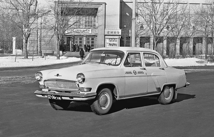 Город Горький, 1970 год. Автозавод. ГАЗ-21 «Волга» такси у кинотеатра «МИР» - СССР, 70-е, Старое фото, Газ-21, Сделано в СССР, Нижний Новгород