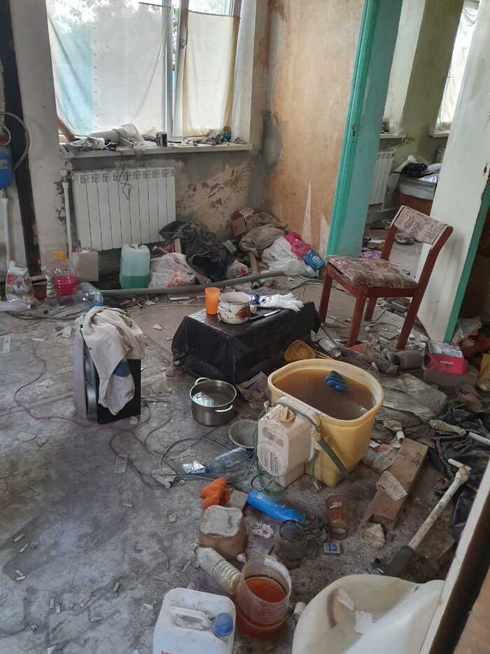 В остальных комнатах горы мусора и шприцов.