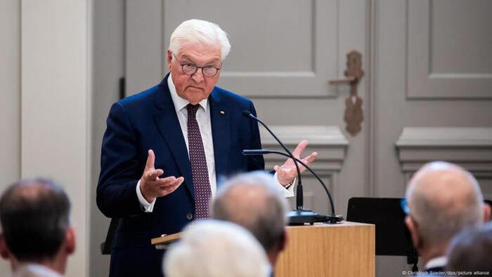 Франк-Вальтер Штайнмайер произносит речь в часовне Креста Господня на первом этаже восстановленной колокольни Гарнизонной церкви в Потсдаме 22 августа 2024 года© Christoph Soeder/dpa/picture alliance