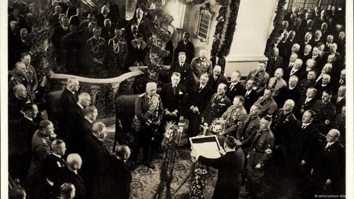 Адольф Гитлер, Пауль фон Гинденбург, Генрих Геринг, Франц фон Папен и другие участники заседания рейхстага в Гарнизонной церкви в Потсдаме 21 марта 1933 года. В берлинском здании Рейхстага примерно за месяц до этого произошел пожар© arkivi/picture alliance