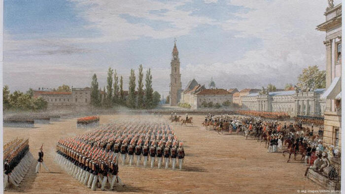 Парад в Потсдаме 17 августа 1858 года по случаю визита в Пруссию британской королевы Виктории. В центре картины - колокольня Гарнизонной церкви© akg-images/picture alliance