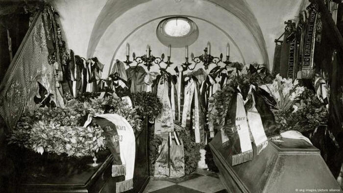 Склеп с саркофагами Фридриха Вильгельма I и Фридриха Великого в Гарнизонной церкви в Потсдаме 21 марта 1933 года. Венки от участников© akg-images/picture alliance