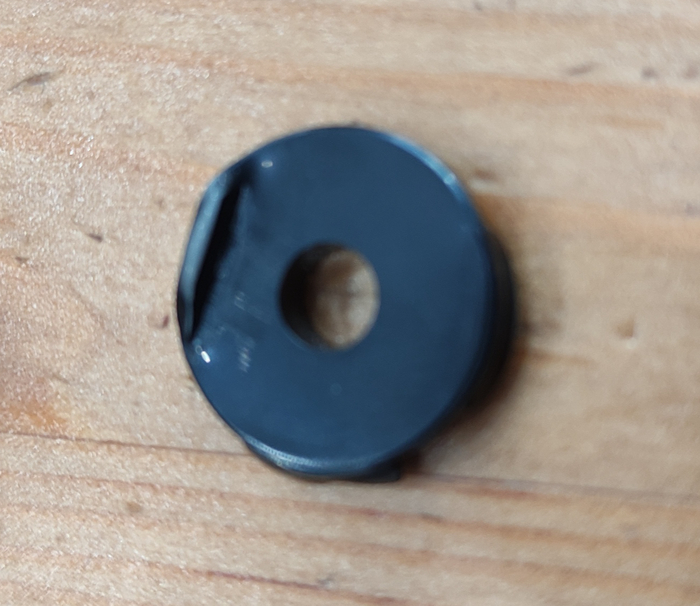 Деталь должна быть гладкая, но её выгнуло наружу.