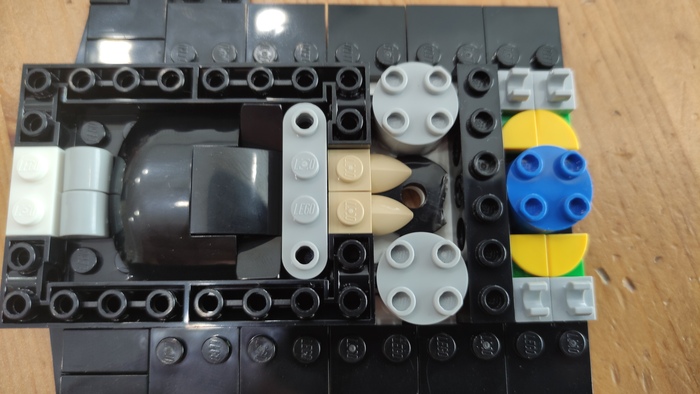 Видно поврежденную деталь.