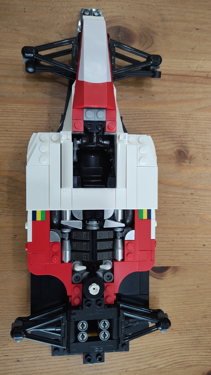 Деталь установленная на нос болида с принтом.