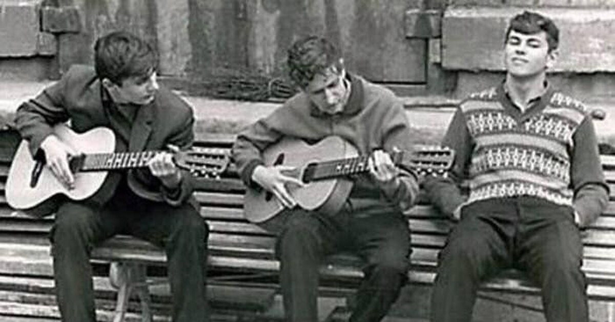 Парень с гитарой во дворе. Шпана во дворе. Дворовый гитарист. Парень с гитарой во дворе. Парень с гитарой во дворе.