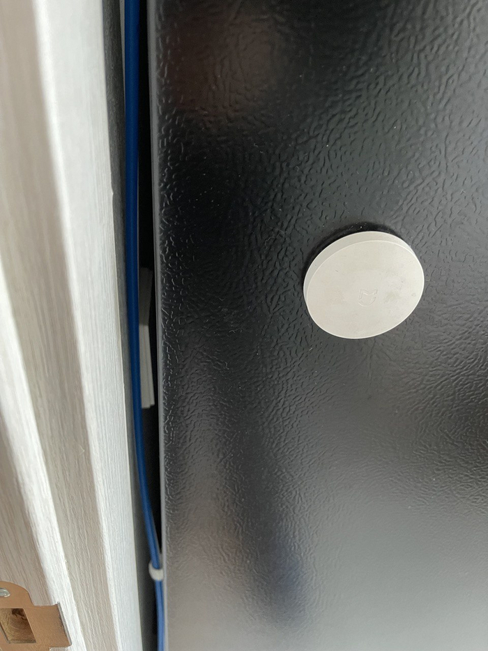 Выключатель за холодильником. А кнопка на холодильнике