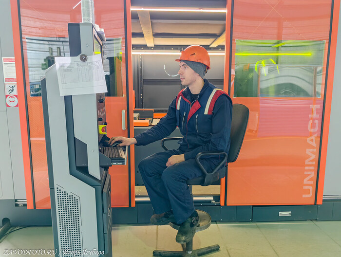 Из серии «Именно они делают Россию великой» - снято мной на АО «Завод «Инвертор» (входит в структуру ГК «Акрон Холдинг»)