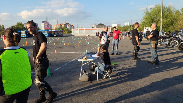 Организаторский стол и кусочек трассы