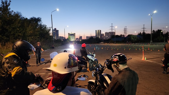 В чёрной кепке скоро поедет на первое место в классе "круизёр"