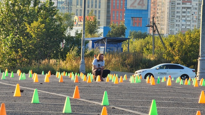 Организатор, в засаде считает сбитые конусы