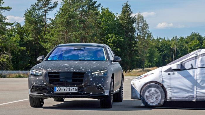 Mercedes-Benz S-класса (W-233) приподнимает кузов при угрозе бокового удара (система E-Active Body Control) спустя 90 лет после изобретения Михайловского. Правда, на иных физических принципах — не механических, а электро-гидравлических.