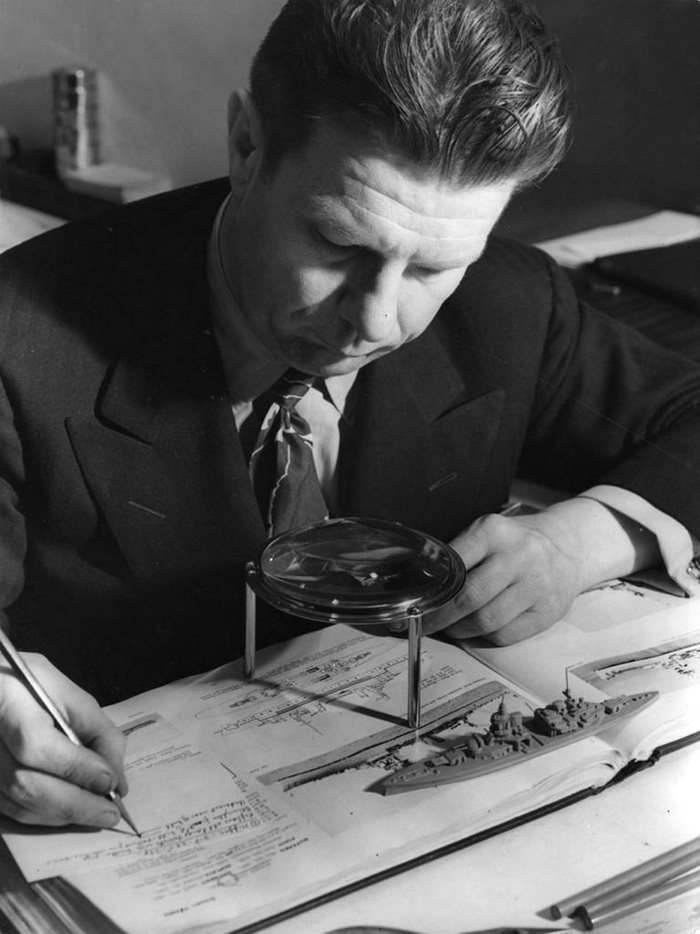 Норман Бел Геддес (27.04.1893 — 08.05.1958) был театральным художником-декоратором. Нов историю вошел именно как дизайнер-футурист.