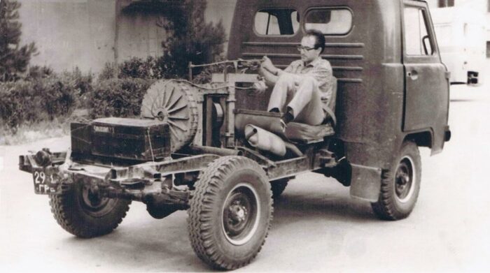 Нурбей Владимирович Гулиа (родился 06.10.1939) испытывает маховичный накопитель энергии (рекуператор) в Тбилиси в 1965 году. УАЗ-450 с рекуператором затрачивал на разгон до 30 км/ч вдвое меньше горючего, чем на разгон на одном только ДВС.