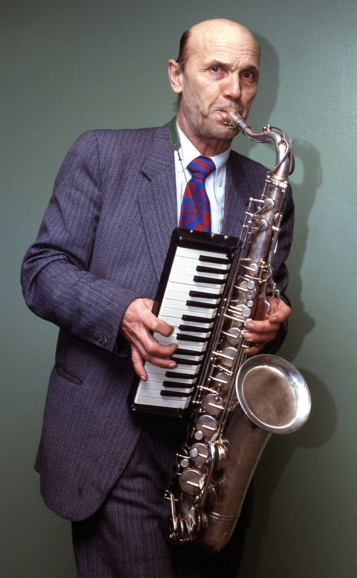 Вячеслав Петрович Хортов (08.11.1938 – 20.05.2020) с музыкальным инструментом собственной конструкции.