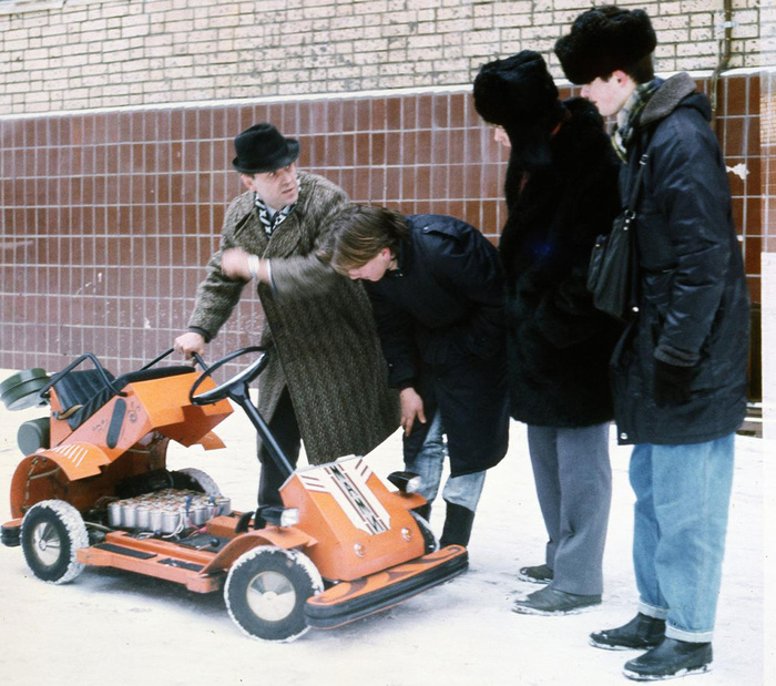 Демонстрация карта с конденсаторным двигателем. Даже на таком снимке видно, как горят глаза в Вячеслава Петровича Хортова.