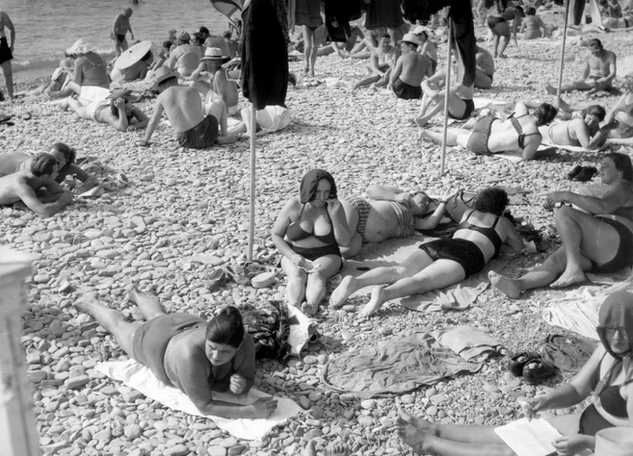 Sochi beach during the holiday season, 1956 - История России, the USSR, 20th century, Summer, The sun, Beach, Sochi, Resort, Pebbles, Vacation, Excess weight, Black Sea, Relaxation