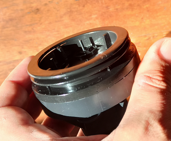 Тут также видна вторая трещина вдоль средней перегородки.