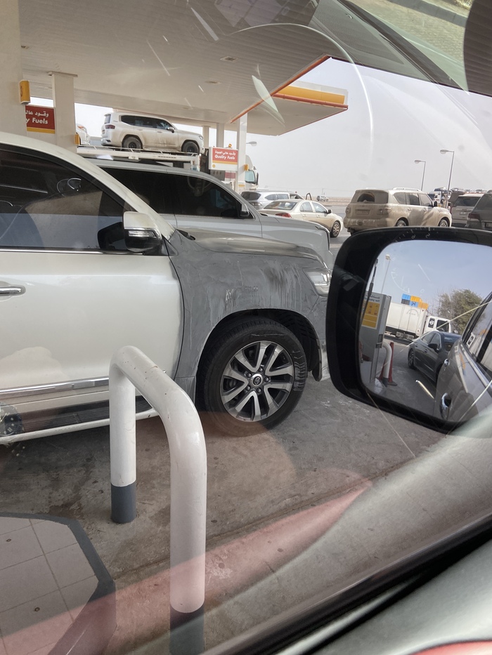 Местные покрывают машины аэрозолем для защиты краски на долгих перегонах по трассе. Хз имхо - ебанина какая-то.