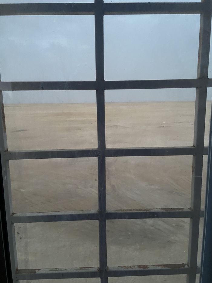 Вид из гостиницы на трассе. Планета Плюк, не иначе. В обе стороны на трассе пустыня 500 км. Температура на улице +45