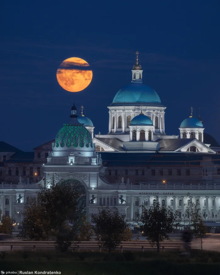 Cathedral of Our Lady of Kazan and the Palace of Farmers against the backdrop of the rising moon - My, Canon, Evening, Town, The photo, Kazan, Farmers' Palace, The cathedral, Temple, Church, moon, Full moon