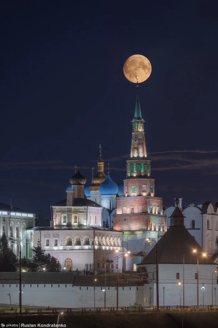 Kazan Kremlin against the backdrop of the rising moon - My, Evening, Canon, Town, Night, Night city, moon, Full moon, Kazan