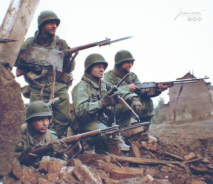 Американские солдаты во время Арденнской битвы, вооруженные M1 Garand, M3 Grease Gun и M1918 BAR, январь 1945 г