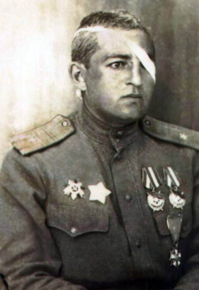 Начальник оперативного отделения штаба 7-й гвардейской воздушно-десантной дивизии гвардии майор И.А. Рапопорт, 1945, 33 года. Слева Орден Отечественной Войны и, видимо, Орден Суворова, справа - два Красных Знамени и ниже "Легион Почёта".