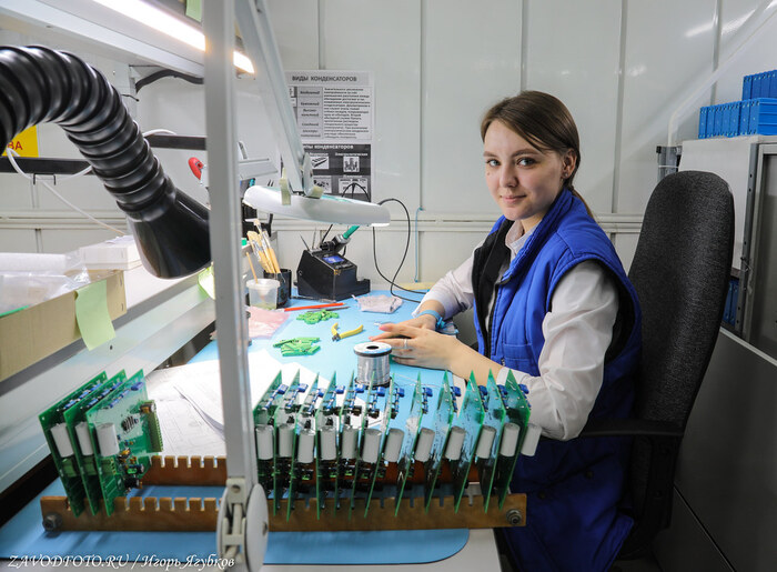 Из серии «Именно они делают Россию великой» - снято мной на АО «Завод «Инвертор» (входит в структуру ГК «Акрон Холдинг»)