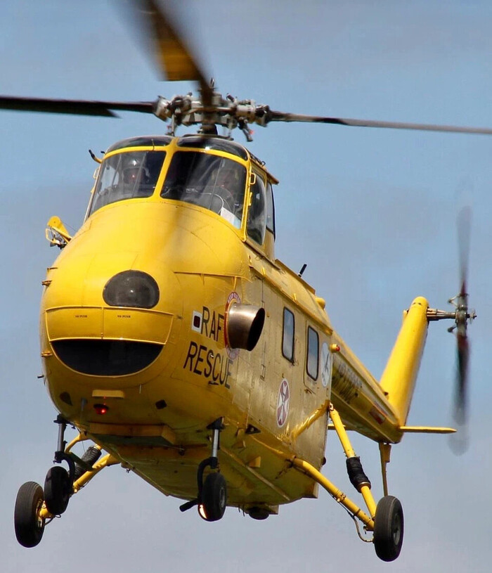 На фото : вертолёт- «улыбка» Whirlwind HAR. 10 с бортовым номером XJ729 от компании Westland, находится в летном состоянии с 1956 года и считается одним из старейших вертолетов в Великобритании, который полноценно несет свою службу до сегодняшних дней.