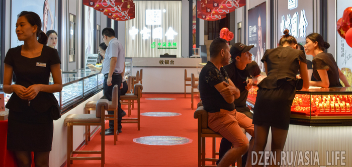 Китайские продавщицы. Ювелирный магазин в Гуанчжоу