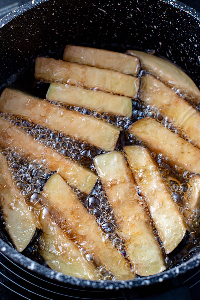 Салат с ростбифом и хрустящими баклажанами