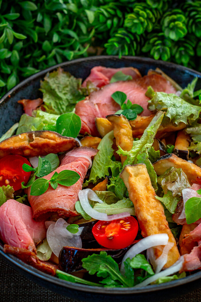 Салат с ростбифом и хрустящими баклажанами