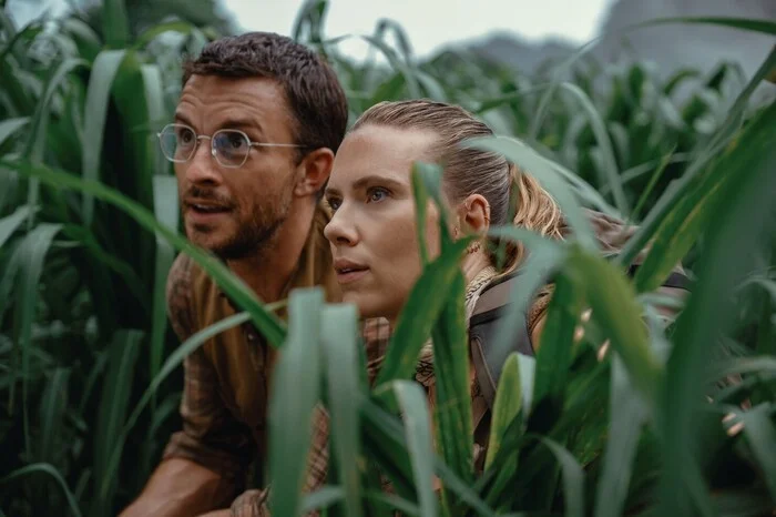 Scarlett Johansson watches dinosaurs in first image of Jurassic World: Resurrection - Movies, news, Film and TV series news, Jurassic Park, Jurassic world, Scarlett Johansson, Mahershala Ali