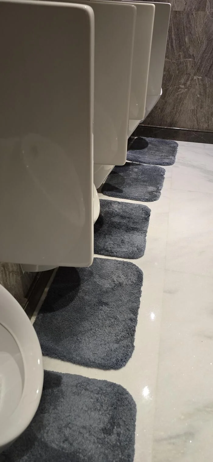 Rugs under urinals in an Indian hotel - Toilet, Urinal, Mat, Longpost