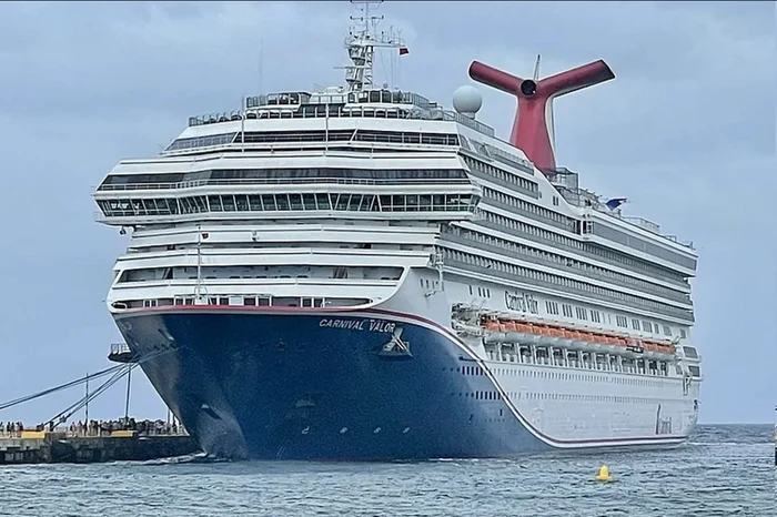 Why are there wings on a cruise ship's chimney that look like a whale's tail? - Inventions, Technologies, Informative, Cruise liners, Smoke, Deck, Vessel, Telegram (link), Longpost