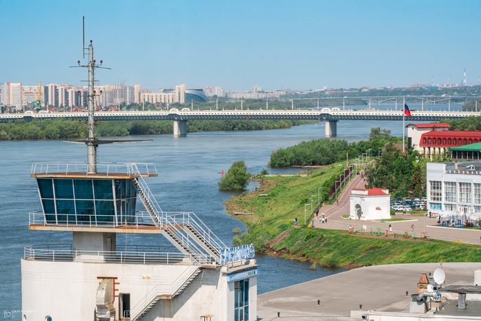 Вид на Иртышские ворота и бывшее здание речного вокзала